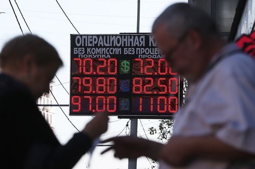 Обвал рубля: застройщики разделились в вопросе о поднятии цен на жилье